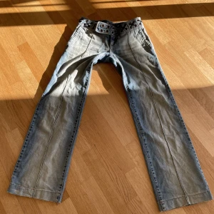 Lowwaist miss sixty jeans - Lowwaisted jeans med snörning i midjan. Från märket miss sixty. Säljer för de inte används. (Bild 2 & 3 är lånad.  Midjemått 38,5cm  innerbenslängd 78cm