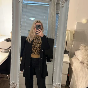 Svart kappa - Svart kappa från jaqueline de yong. Kommer aldrig till användning 