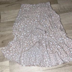 Säljer fin beige kjol 🫶🏻 - Hej! Säljer min beiga kjol⚡️🫶🏻Har ett litet hål men går att sy 🧵 Stl 134-140😻