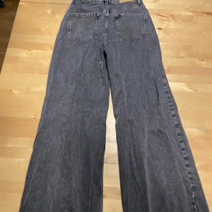 Gråa jeans  - Gråa högmidjade loose jeans. Oanvända 