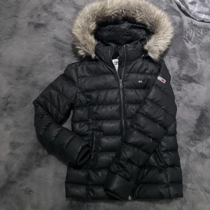 Jacka  - Tommy hilfiger jacka i strl M, knappt använd och i fint skick. Köpt för 1299kr