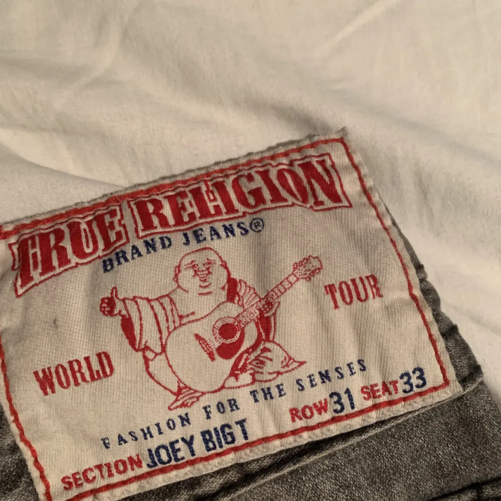 hej jag säljer mina feta true religion byxor pga för små köpta från en vintage affär i stan, pris kan diskuteras . Jeans & Byxor.