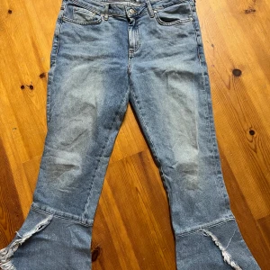 Bootcut liknande jeans från Mango - Säljer ett par jätte coola jeans från mango. Använt ca 3 gånger, säljer pågrund av att de är för små för mig. Köpta för 399 men säljer för 170. Pris kan diskuteras. Storlek 40 men passar 38/39