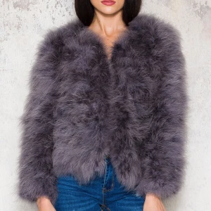 Grå fjäder jacka - En mörkgrå fjäderjacka från DM (Dennis Maglic). Tyvärr använd endast en gång. Nytt skick samt väldigt bra kvalité. Den är fodrad med mjukt silke. I storlek XS