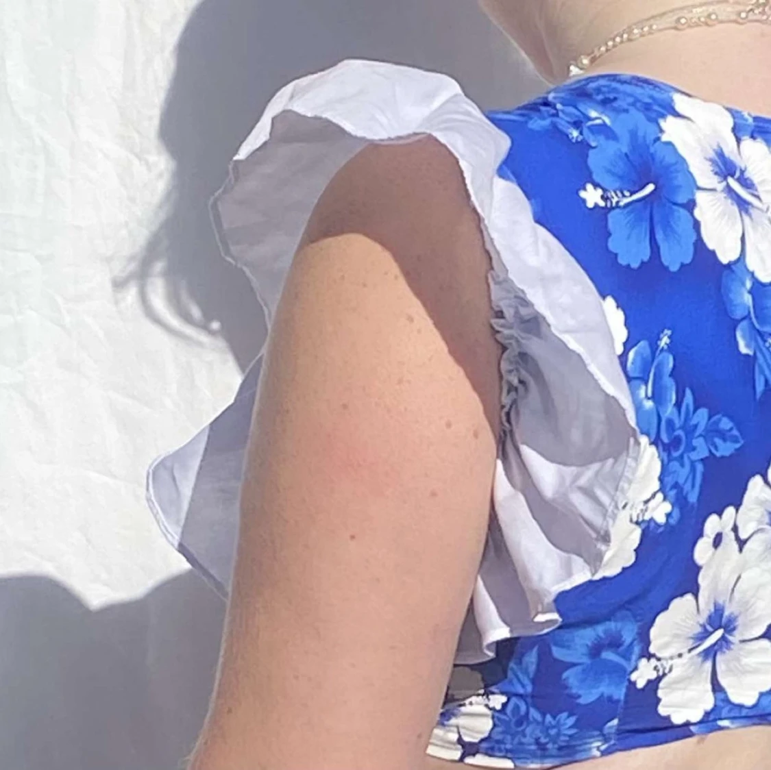 Croppad blå knyttopp med volangärmar  - 91