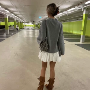 Stickad tröja  - Grå stickad tröja från pull&bear. Storlek M men passar en S då den krymt lite. 200 kr eller bud, köparen står för frakten💗