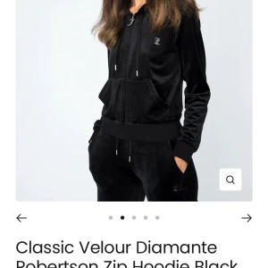 Jouicy couture tröja - Jätte fin jouicy couture tröja med stenar! Säljer på grund av att den inte kommer till användning. Endast andvänd 1 gång. Köpt för 1300❤️