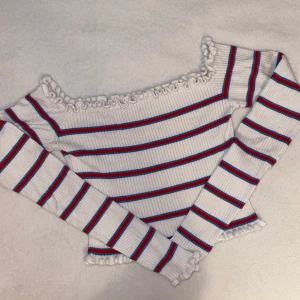 Off shoulder tröja - Stretchigt material. Kan ha både över axlarna och på. Bra skick! 