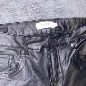 Svarta skinn byxor - Inte äkta skinn såklart. Jag skulle säga storlek 36 men är väldigt stretchiga 