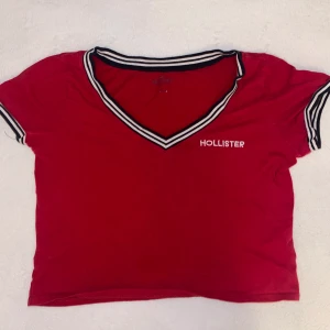 Hollister röd croppad t-shirt - Bra skick, måste bara strykas. V-neck
