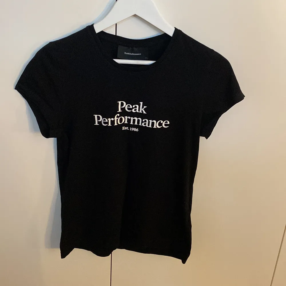 Peak performance T-shirt som endast är använd ett fåtal gånger🖤🖤. T-shirts.
