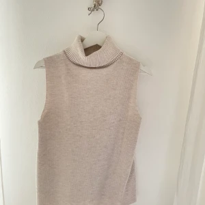 Polotröja  - Beige polotröja från zara! Storlek M