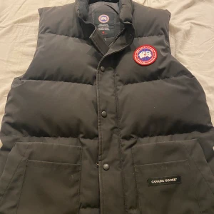 Canada Goose  - Canada Goose väst i storlek m, fick den i födelsedag för ca 7 månader sen. Säljs nu pga jag inte använder den längre. Skick 9/10