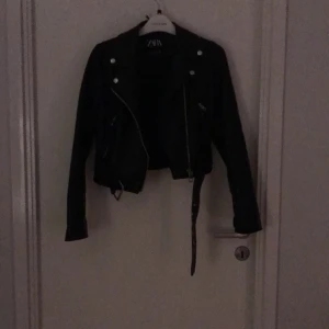 Skin jacka - En jätte fin jacka från zara! säljer den då jag köpte fel storlek, jätte fint skick.köparen står för frakten🤍