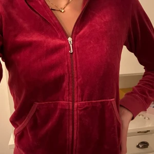 Juicy couture hoodie - Juicy couture hoodie som är använd men i gott skick. Storlek M men skulle säga att den passar S då de är små i storlekarna. 