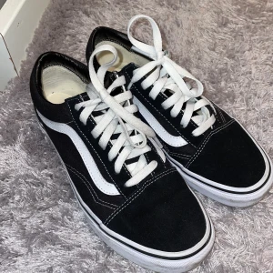 Vans skor - Mer än 50 % billigare!!  Vans skor strl 38.  Använd 1 gång.  Ord pris 799kr. Mitt pris: 390 kr !!!  #vans #skor #mode #dam #sneakers