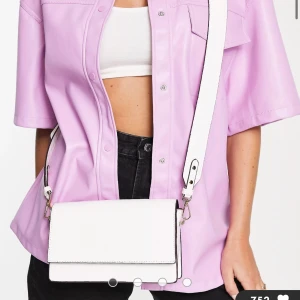 Vit väska - Vit väska från asos, säljer för den aldrig använts❤️