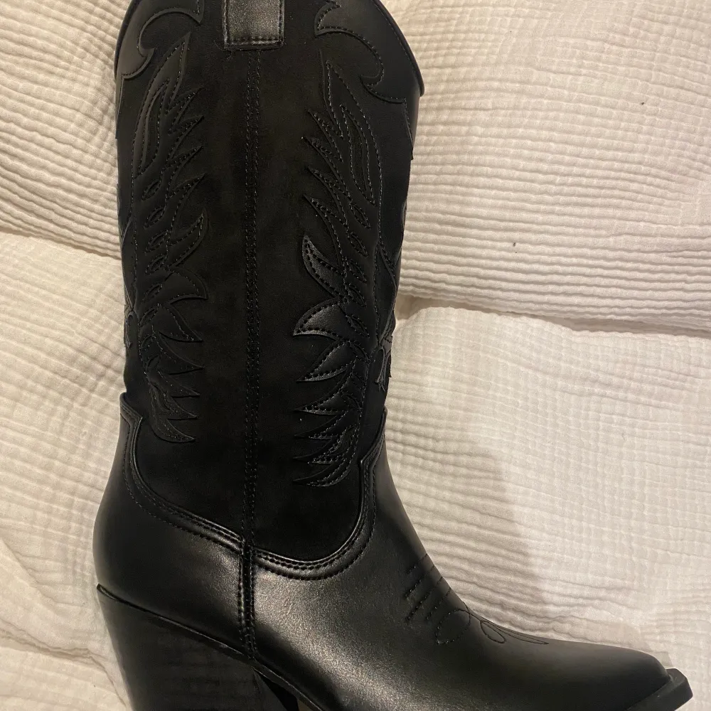 Super fina Cowboy boots i sorlek 38. Säljer de då de är för små. De är inköpta på Ibiza Augusti 2022. Skor.