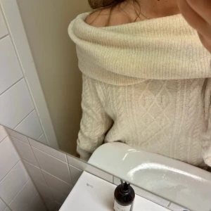 Stickad off-shoulder tröja - Stickad off-shoulder tröja 