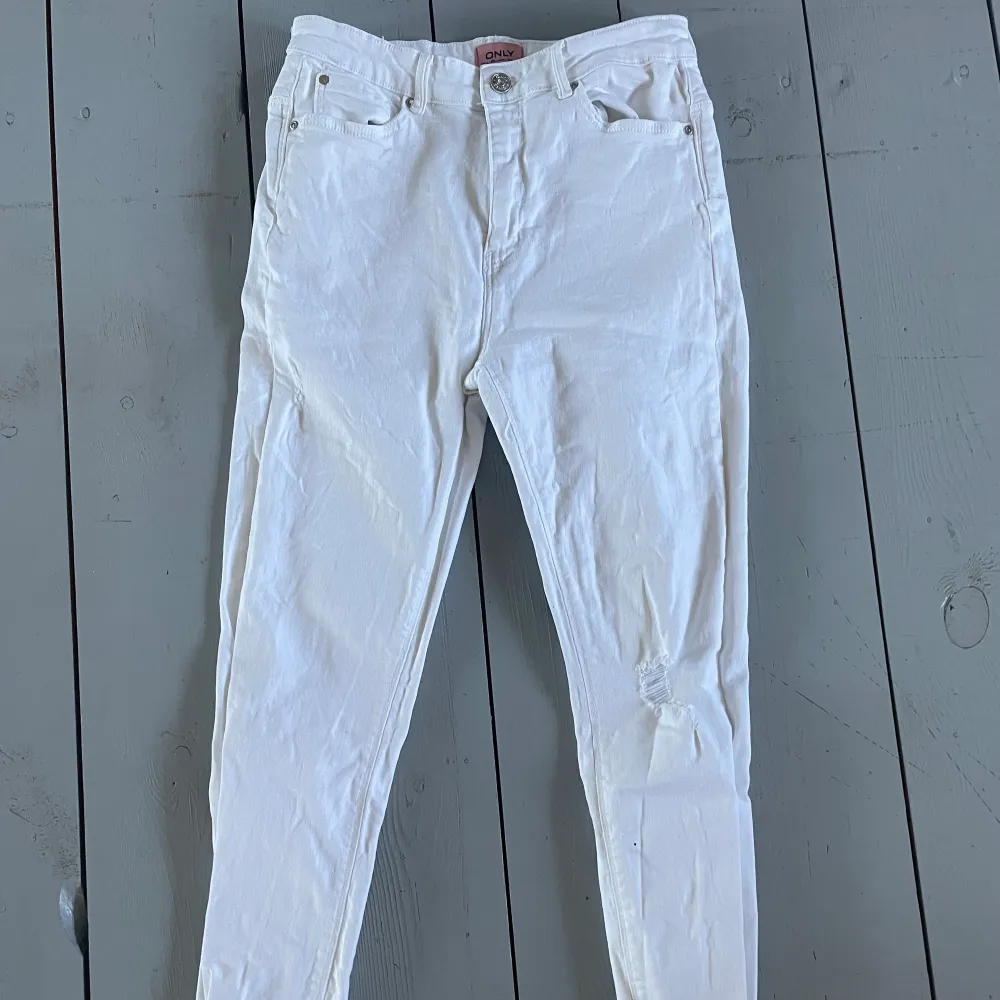 Vita fina jeans från ”Only”, använda max tre gånger! Slitning på vänster knä. Storleken är M! 😁. Jeans & Byxor.
