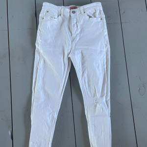 Vita fina jeans från ”Only”, använda max tre gånger! Slitning på vänster knä. Storleken är M! 😁