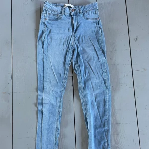 Jeans från Gina Tricot - Blåa jeans från Gina Tricot, i använt skick! Storleken är M och modellen heter Molly!