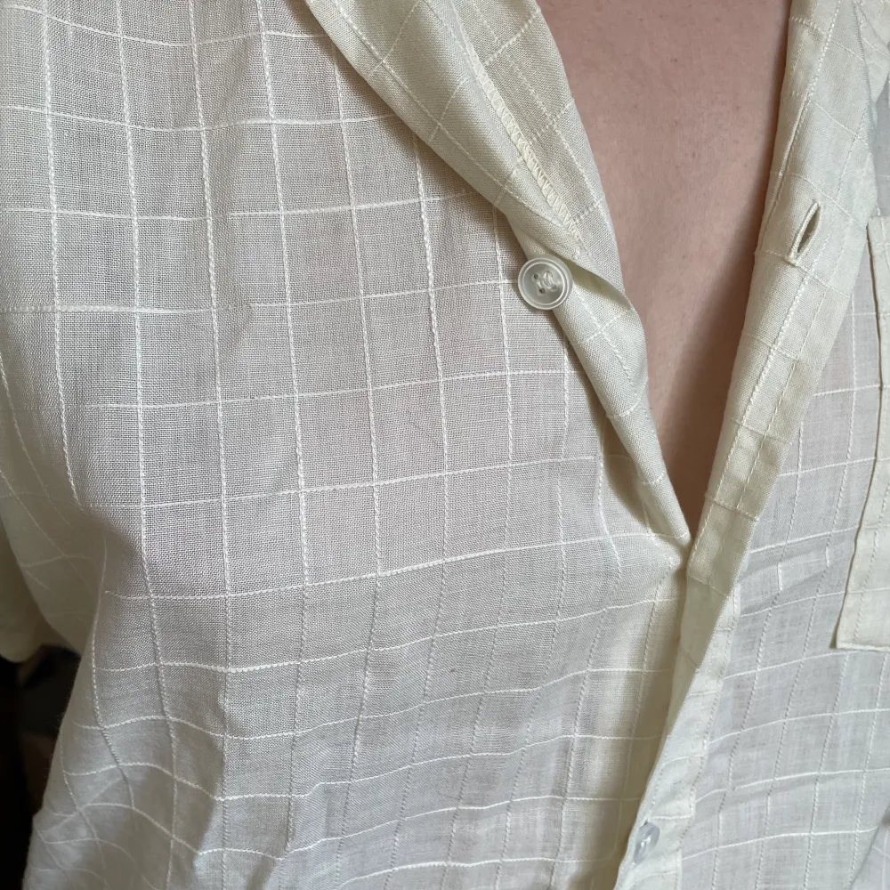 Luftig, lite genomskinlig skjorta i en underbar ljusgul nyans, från 70-talet🧡 bra skick! . Skjortor.