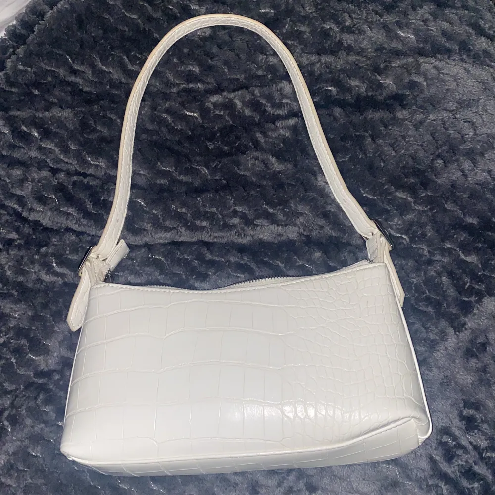 Säljer denna vita väska från NA-KD. Super snygg och i bra skick🤍🤍 Säljer för 50kr + frakt. Skriv till mig för fler frågor 🫶🏼. Väskor.