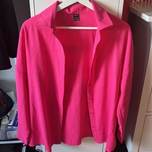 Skjorta - Rosa skjorta från shein aldrig andvänd andvänd inte köp nu funktionen 