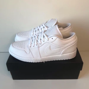 Jordan 1 Low Triple White - Säljer ett par helt nya Jordan 1 Low Triple White i storlek 42. Köpta på Nike för 1250 säljer för 950. Aldrig använda och kvitto finns Kan mötas upp i Göteborg eller fraktas. Skriv gärna för mer info!