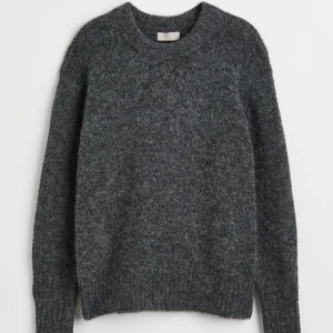 Zara stickad tröja - Kommer tyvärr inte till användning, bra skick och bekväm 💫