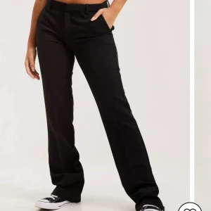 Kostymbyxor Neo Noir  - Världens snyggaste kostymbyxor men säljer då de tyvärr är för stora! Storlek XS, Helt oanvända