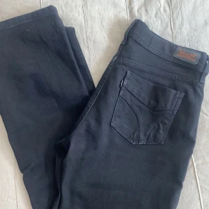 Svarta Levis jeans, 505 straight leg😍😍 - Jätte fina och populära Levis jeans😍. Byxorna har tyvärr blivit försmå för mig och därav säljs dem. De är långa och når ner till marken på mig (är 168, men har långa ben)💕. De är köpta på beyond retro och är i gott skick (knappt använda)✨💕