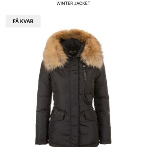 Hollies jacka  - Säljer min hollies livigno jacka för 3000 kr. Nypris 4500. Priset kan diskuteras. Princip helt ny använd ett fåtal gånger då den är för stor. Pälsen är äkta 