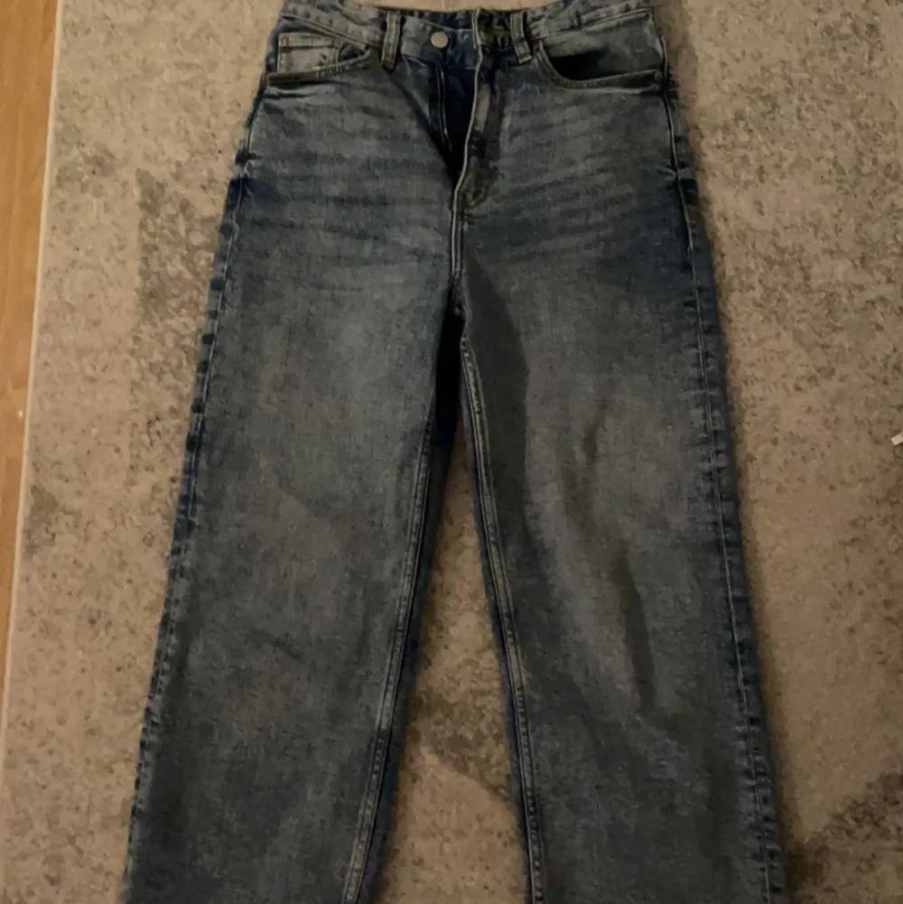 Jeans från Monki köpta för 400/500 säljes för att jag inte gillar jeansens modell. Jag är 165 cm lång🤍  Sitter bra i midjan och formar kroppen🤍 Jeansen i strl 26 men är inte små utan ”normal” passform:). Jeans & Byxor.