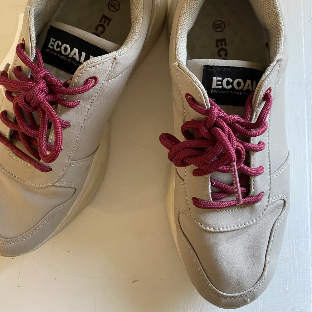 Ecoalf sneakers, knappt använda. . Skor.
