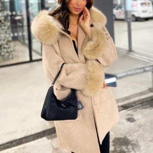 Pälskappa - Säljer denna pälskappan jag köpte här på Plick. Den är identitisk (elr så är det den) Angelina Coat.En sån kostar ~4000kr men då jag är osäker säljer jag den för billigare. Den är i strl XS men passar mig som har S, då den är oversized.
