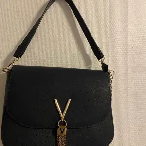 Säljer denna oanvända valentino väskan, väldigt mörk blå färg nästan svart. Hur snygg som helst 💵-450