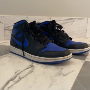 Jordan 1 mid royal blue - Skick 8/10 inga creas, box kommer med.