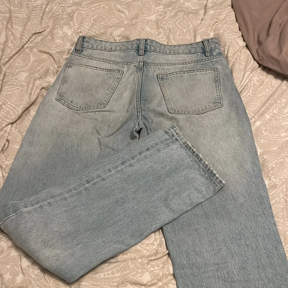 Säljer ett par straight jeans från zara. Dom är bra längd på mig som är 1,69. Men dom kommer inte längre till användning. 💕 . Jeans & Byxor.