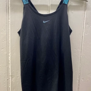 Träningslinne från Nike - Svart träningslinne från Nike i storlek S!