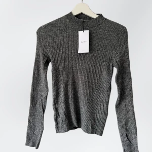 Topp | Bershka - Långärmad topp från bershka. Oanvänd. 80% viskos 20% polyamid