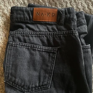 Nakd byxor  - Populära Nakd byxor i storlek 36! Mörkgrå/svarta! Avvänt lite pga förkorta! 