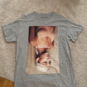 Ariana Grands T-shirt  - Tshirt från herravdelningen på primark Storlek L. Jag har normalt S så den sitter oversized på mig