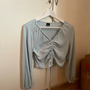 Topp från Gina Tricot - En superfin fest topp som använts endast en gång, så den är i fint skick! Ordinarie pris 199