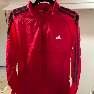 Adidas träningsjacka  - Jacka från adidas i funktionasmaterial i toppenskick, coola färger så man syns i höstmörkret!
