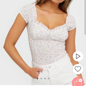 Topp  - Superfin topp köpt på nelly för 249kr i storlek L, säljer nu för 100kr +frakt, kan även mötas upp i Karlskrona/runt om💘 skriv vid frågor 