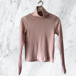 Topp | Ginatricot - • Långärmad topp från Ginatricot • Använd fåtal gånger -  I bra skick • Ljusrosa i storlek M • 96% polyester 4% elastan