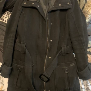 Svart kappa  - Svart kappa med fina detaljer  Fint skick  Frakt tillkommer