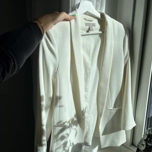 Vit kavaj! - Vit kavaj som är sparsamt använd🤍